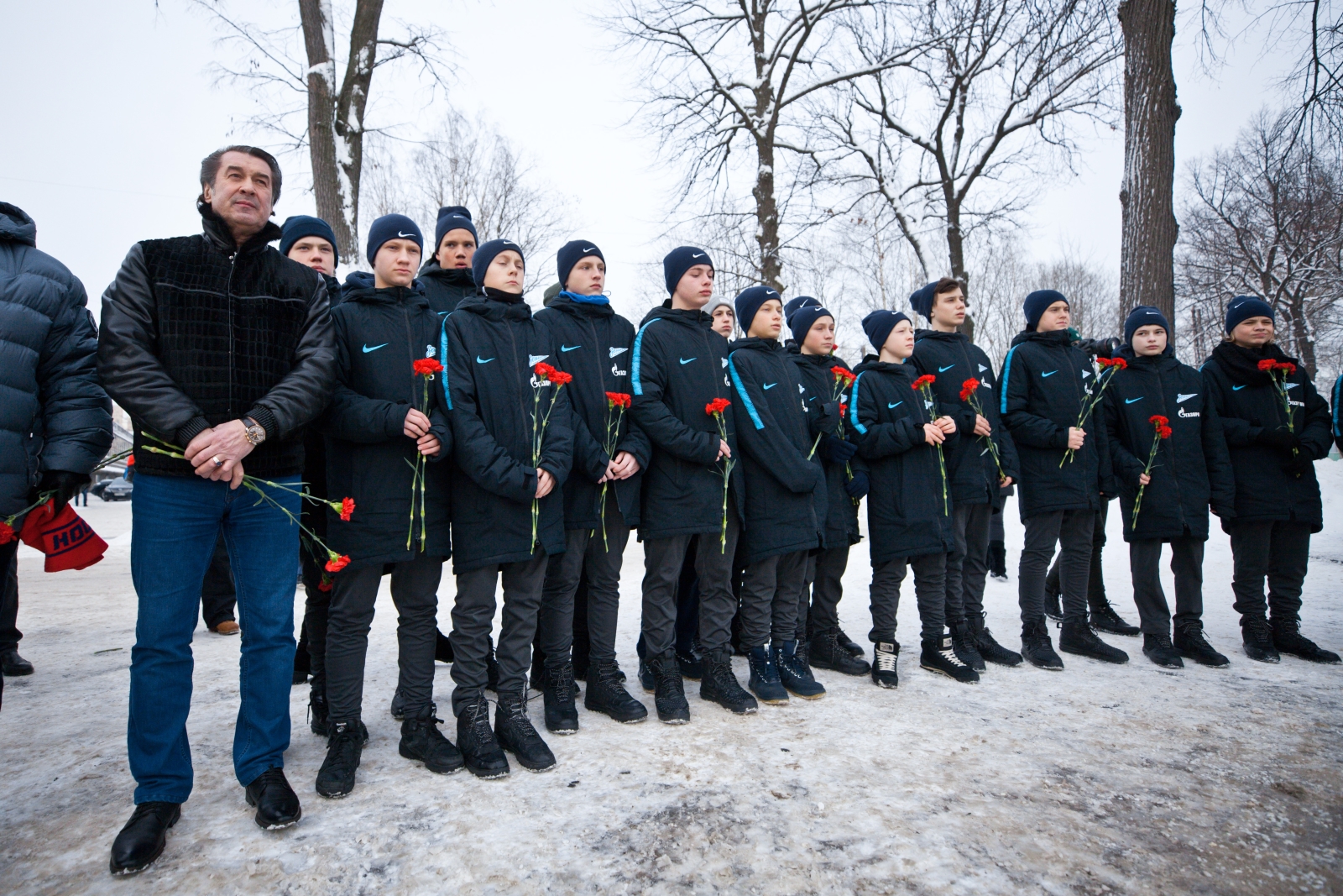 Возложение цветов к памятнику футболистам блокадного Ленинграда