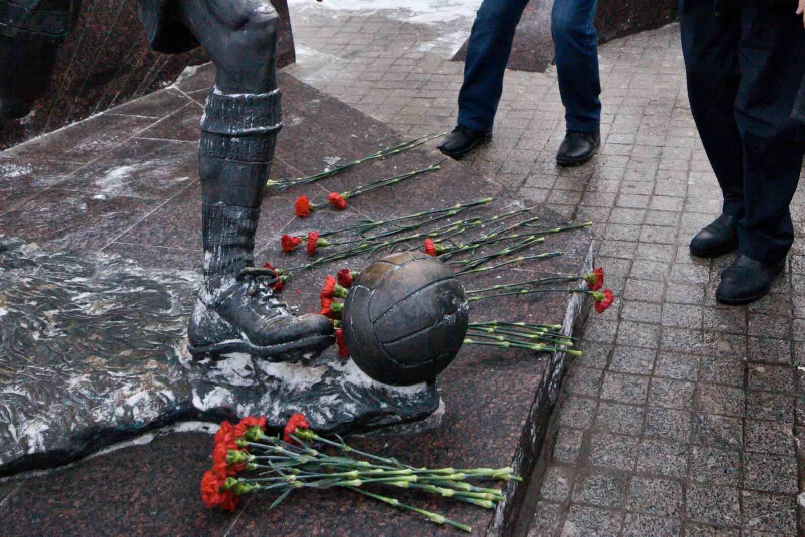 Возложение цветов к памятнику футболистам блокадного Ленинграда