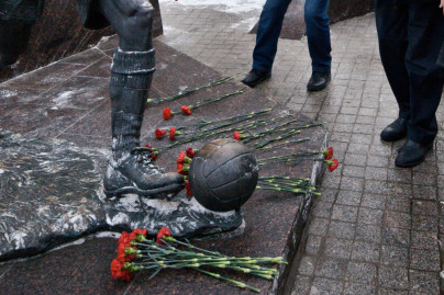 Возложение цветов к памятнику футболистам блокадного Ленинграда