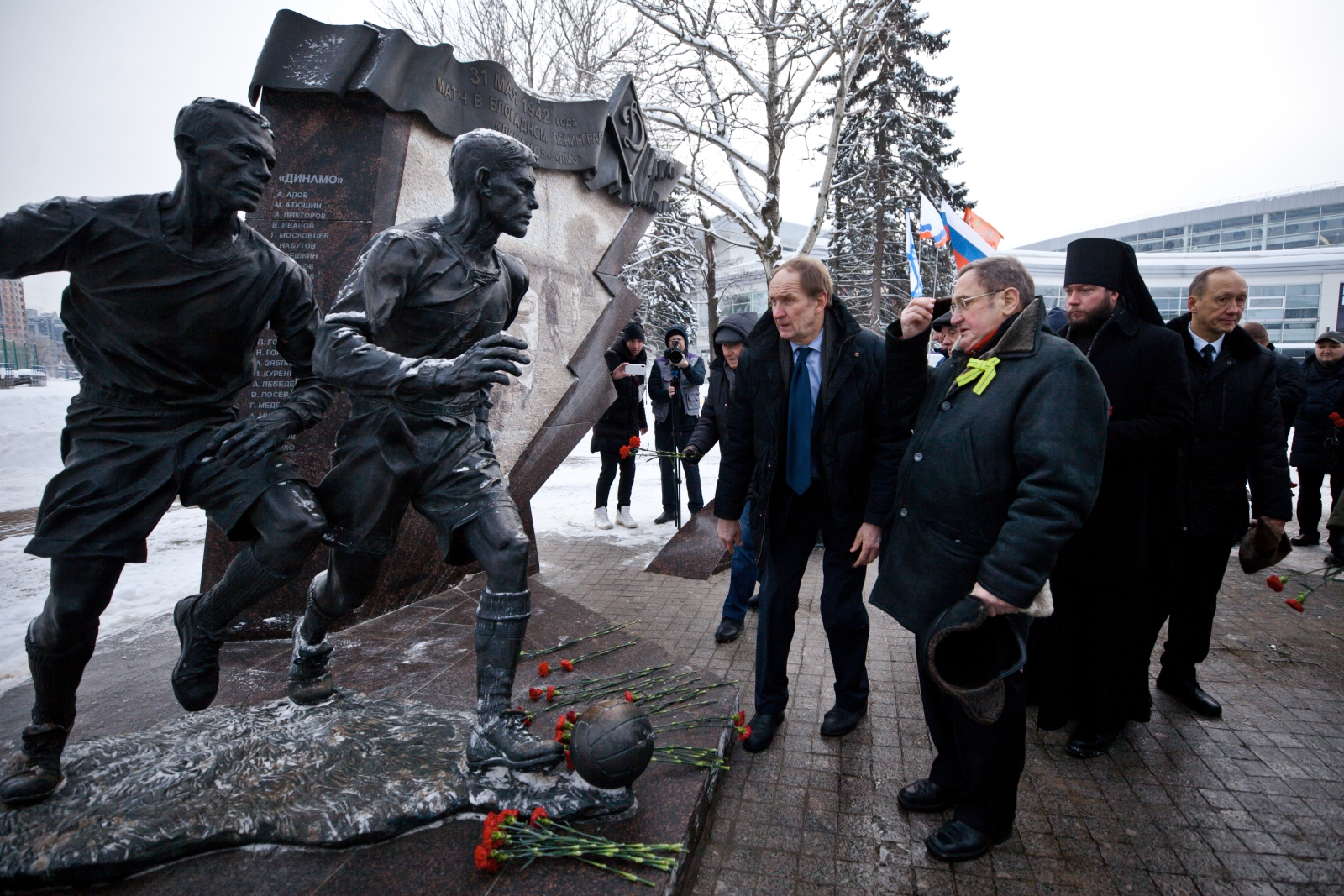 Возложение цветов к памятнику футболистам блокадного Ленинграда