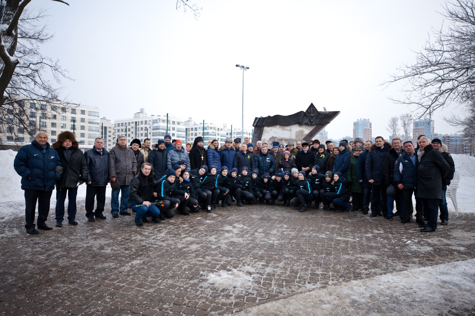 Возложение цветов к памятнику футболистам блокадного Ленинграда