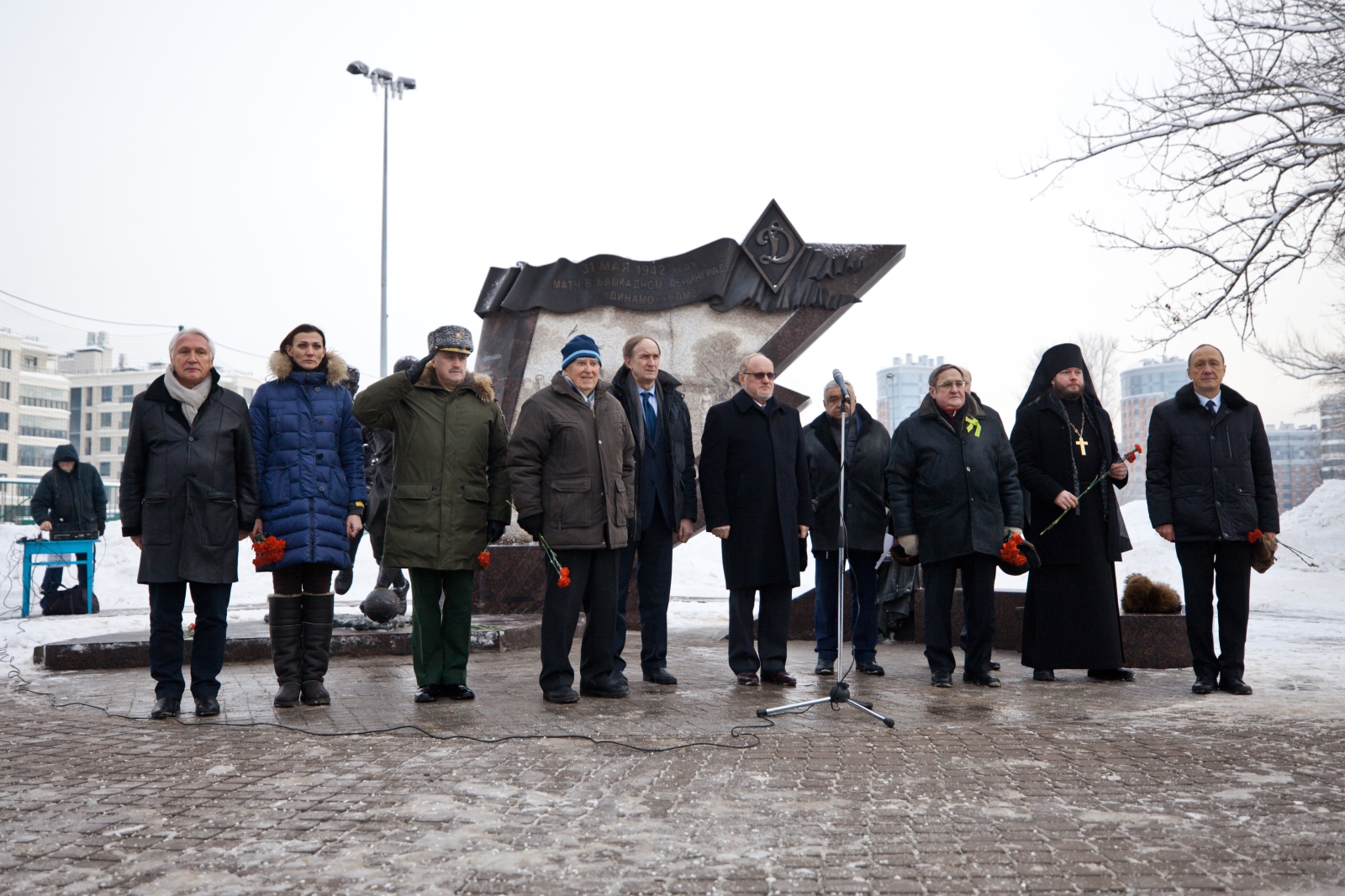 Возложение цветов к памятнику футболистам блокадного Ленинграда
