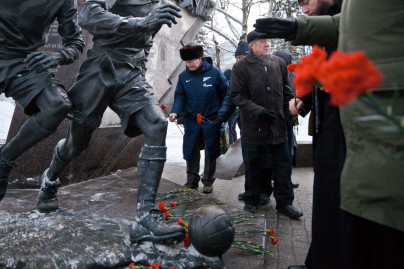 Возложение цветов к памятнику футболистам блокадного Ленинграда
