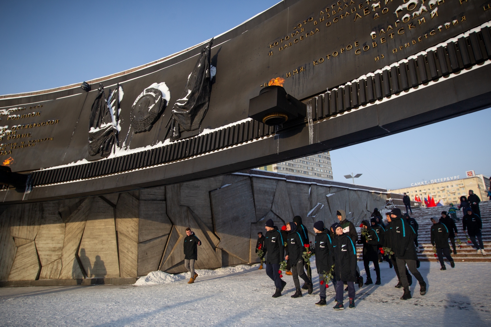 Возложение цветов к Монументу героическим защитникам Ленинграда
