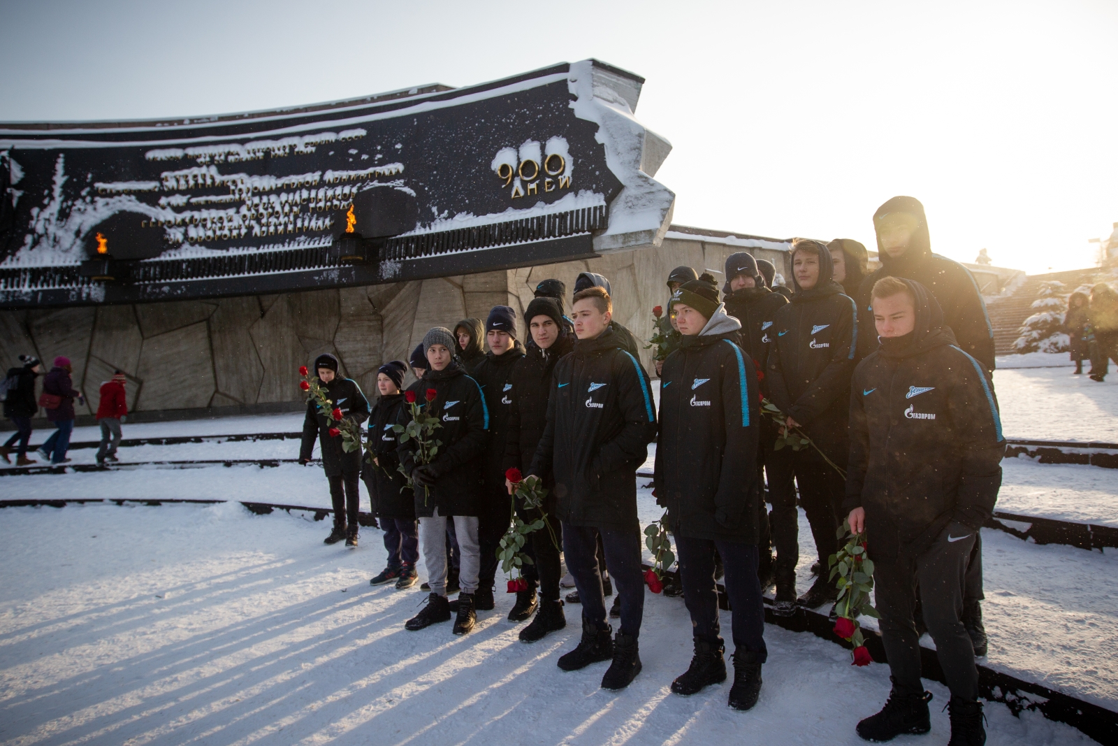 Возложение цветов к Монументу героическим защитникам Ленинграда