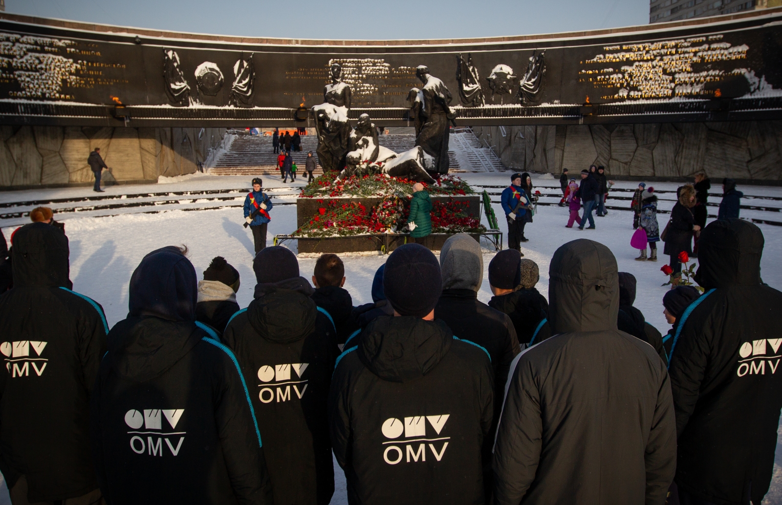 Возложение цветов к Монументу героическим защитникам Ленинграда