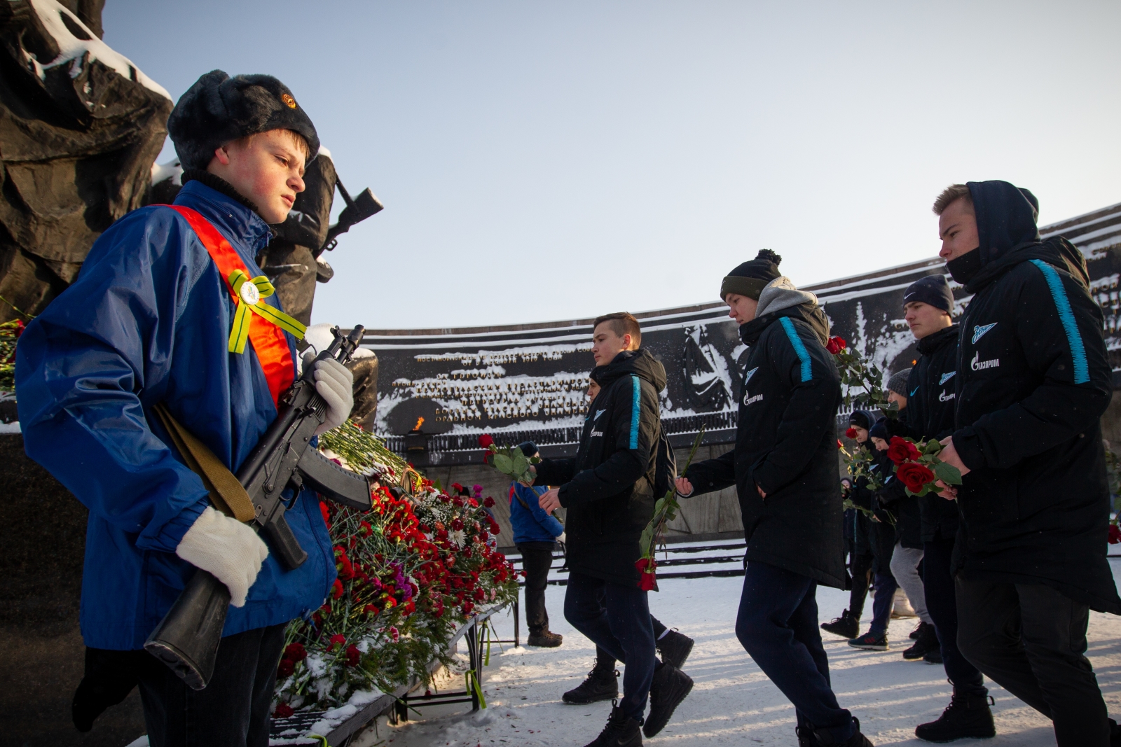 Возложение цветов к Монументу героическим защитникам Ленинграда