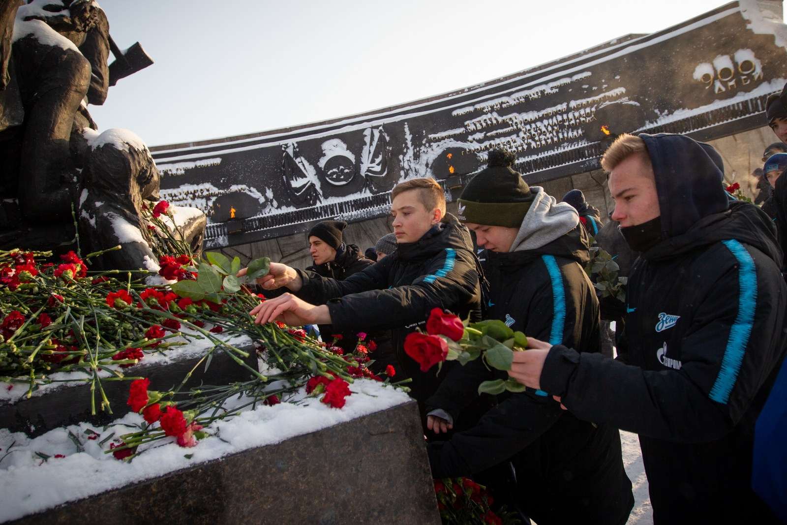 Возложение цветов к Монументу героическим защитникам Ленинграда