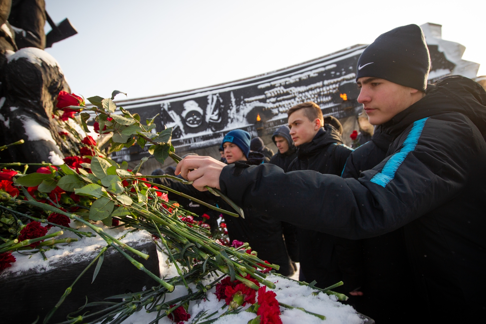 Возложение цветов к Монументу героическим защитникам Ленинграда