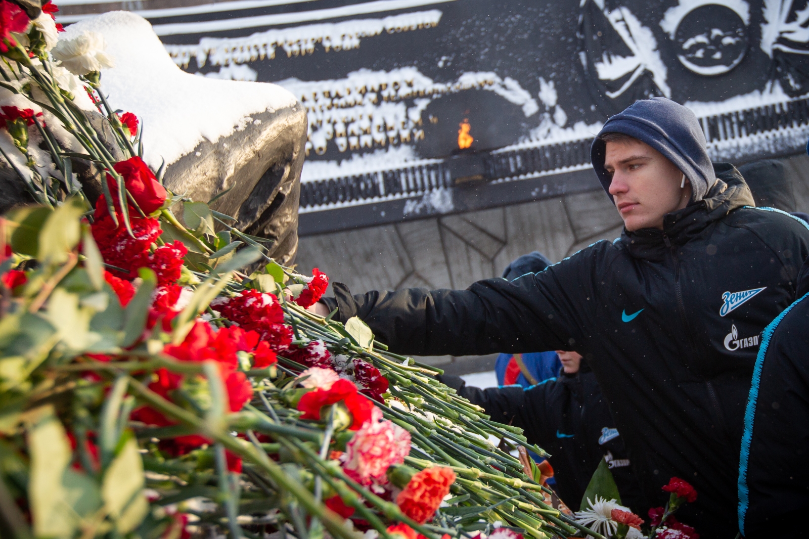 Возложение цветов к Монументу героическим защитникам Ленинграда