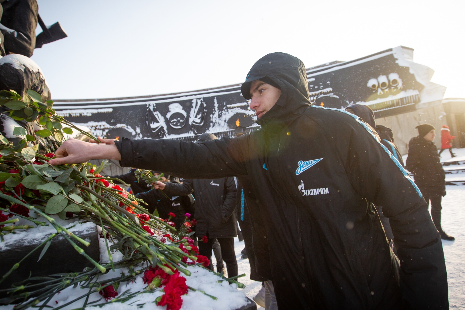 Возложение цветов к Монументу героическим защитникам Ленинграда
