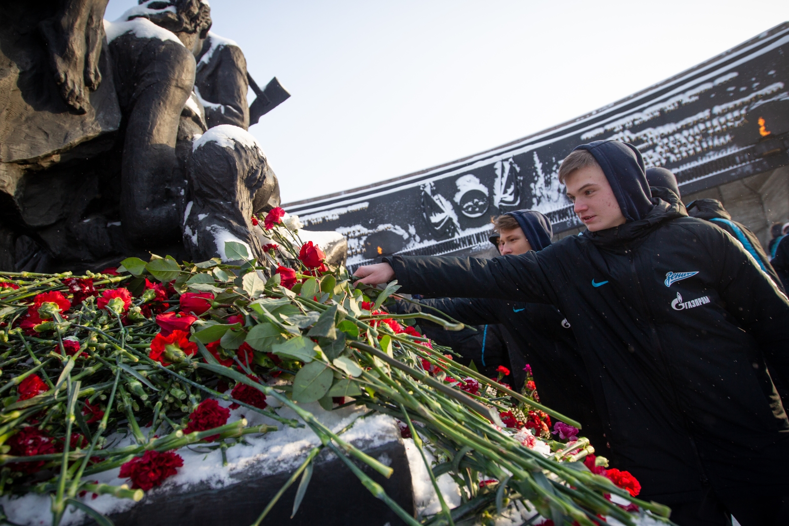Возложение цветов к Монументу героическим защитникам Ленинграда