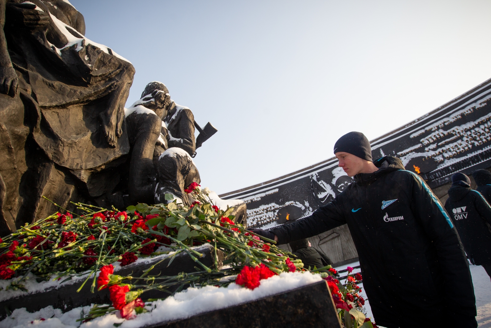 Возложение цветов к Монументу героическим защитникам Ленинграда