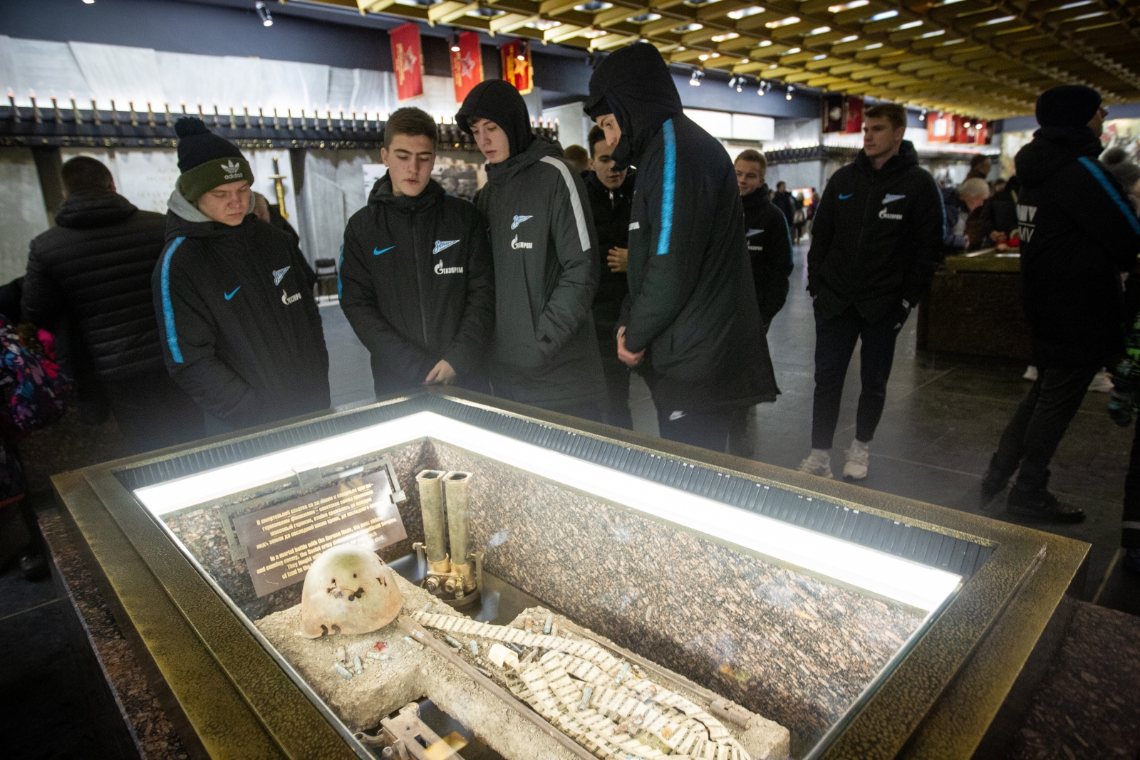 Возложение цветов к Монументу героическим защитникам Ленинграда