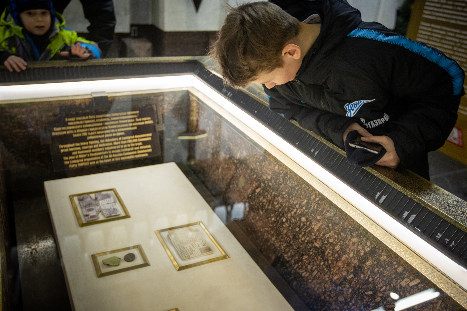 Возложение цветов к Монументу героическим защитникам Ленинграда