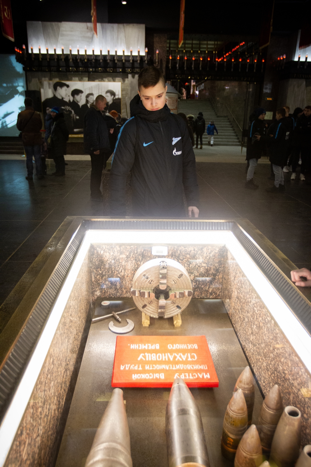 Возложение цветов к Монументу героическим защитникам Ленинграда