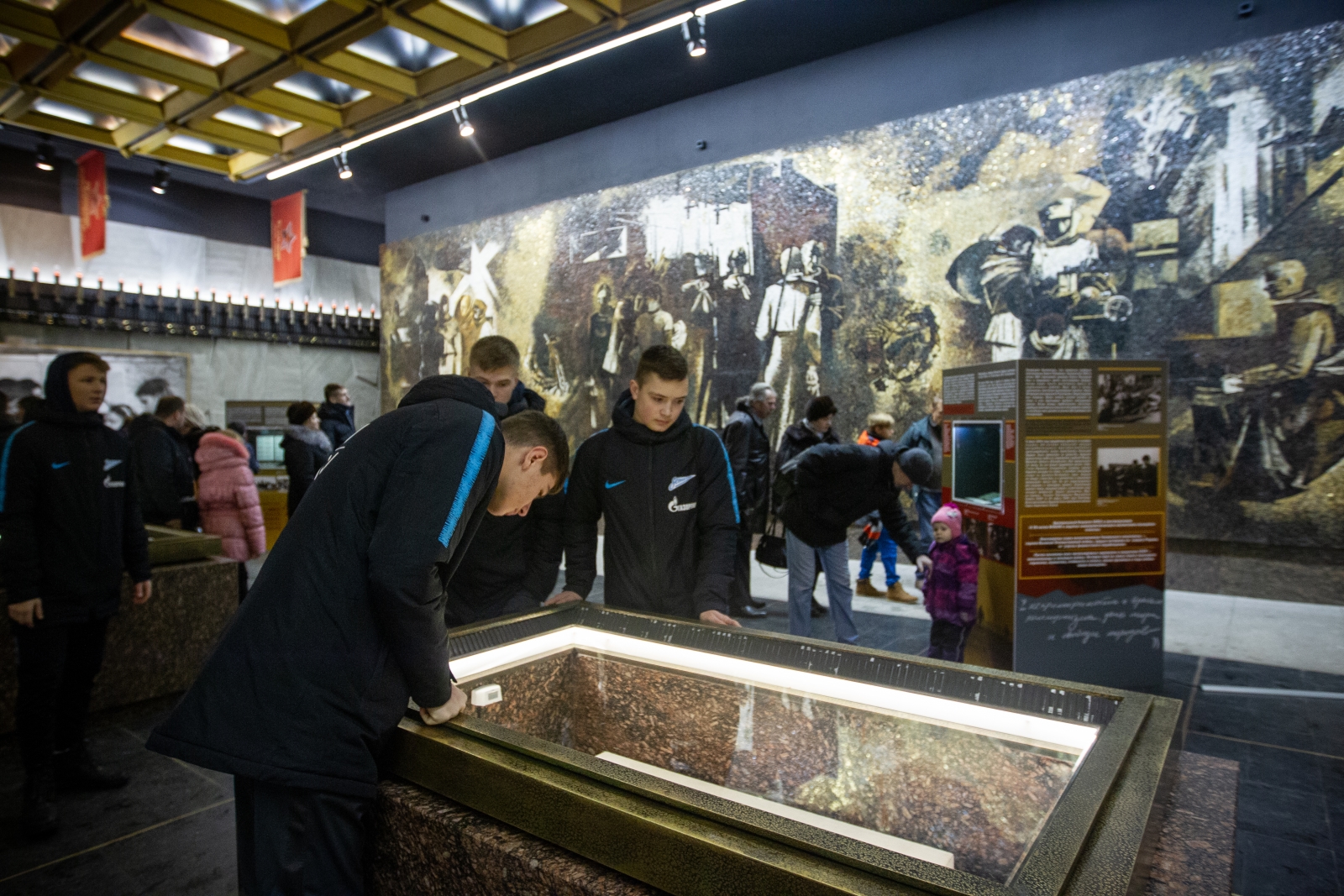 Возложение цветов к Монументу героическим защитникам Ленинграда