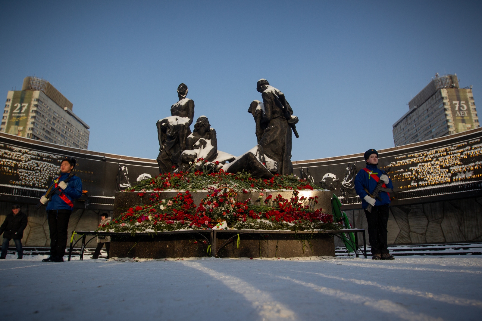 Возложение цветов к Монументу героическим защитникам Ленинграда