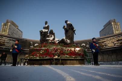 Возложение цветов к Монументу героическим защитникам Ленинграда