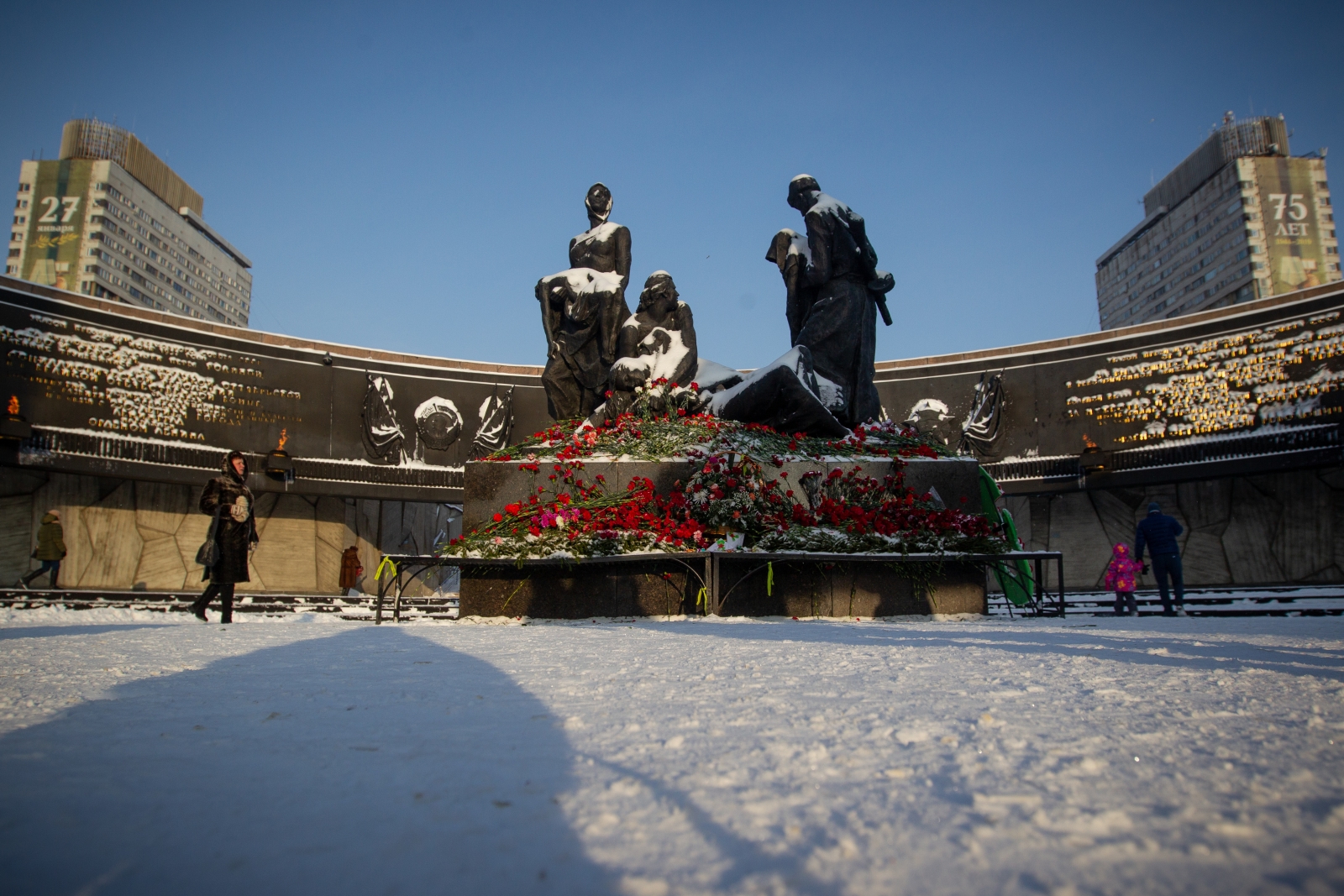 Возложение цветов к Монументу героическим защитникам Ленинграда