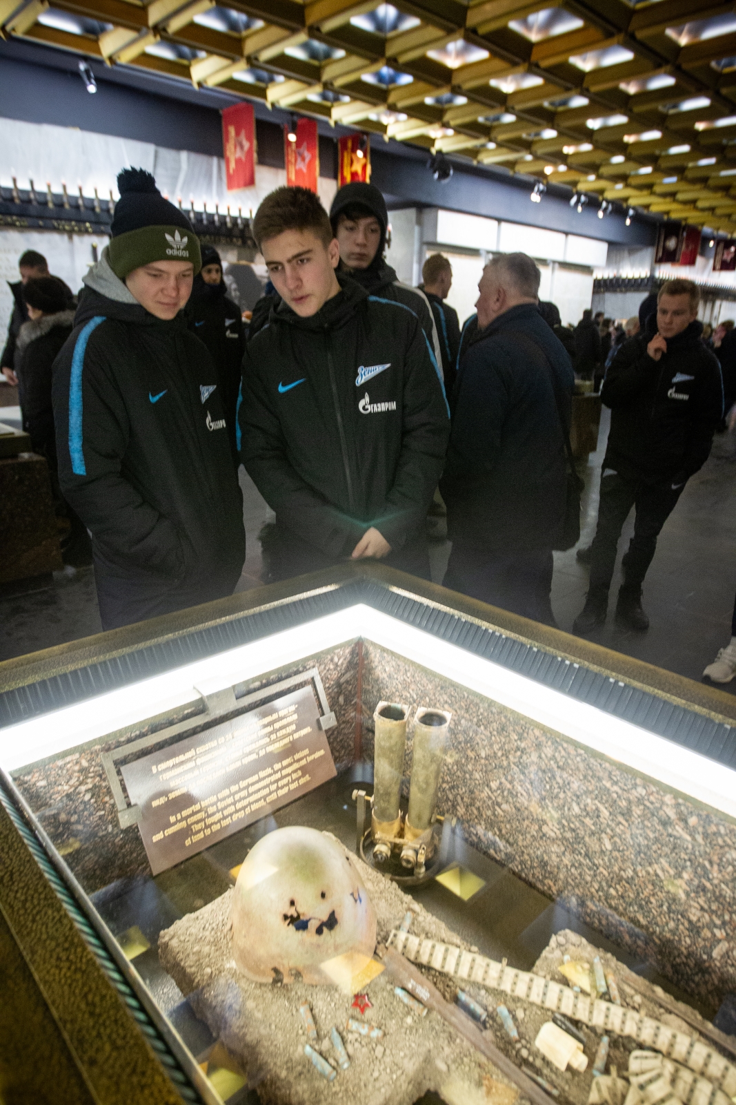 Возложение цветов к Монументу героическим защитникам Ленинграда