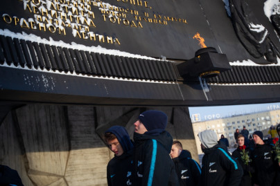 Возложение цветов к Монументу героическим защитникам Ленинграда