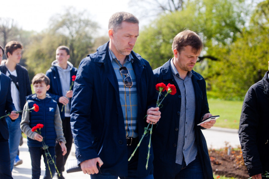 Игроки «Зенита»-м возлагают цветы на Пискаревском мемориальном кладбище