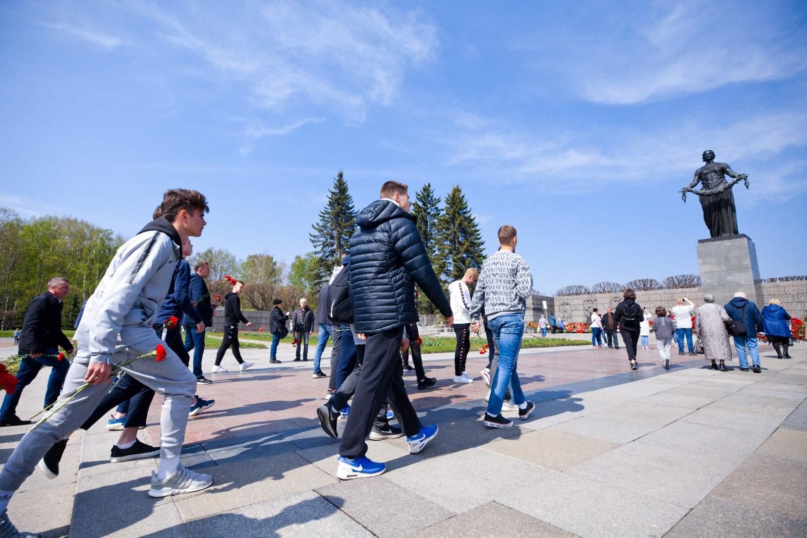 Игроки «Зенита»-м возлагают цветы на Пискаревском мемориальном кладбище