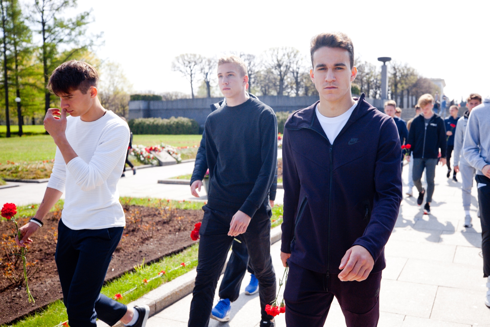 Игроки «Зенита»-м возлагают цветы на Пискаревском мемориальном кладбище