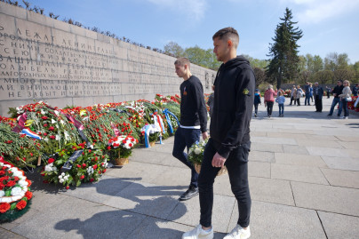 Игроки «Зенита»-м возлагают цветы на Пискаревском мемориальном кладбище