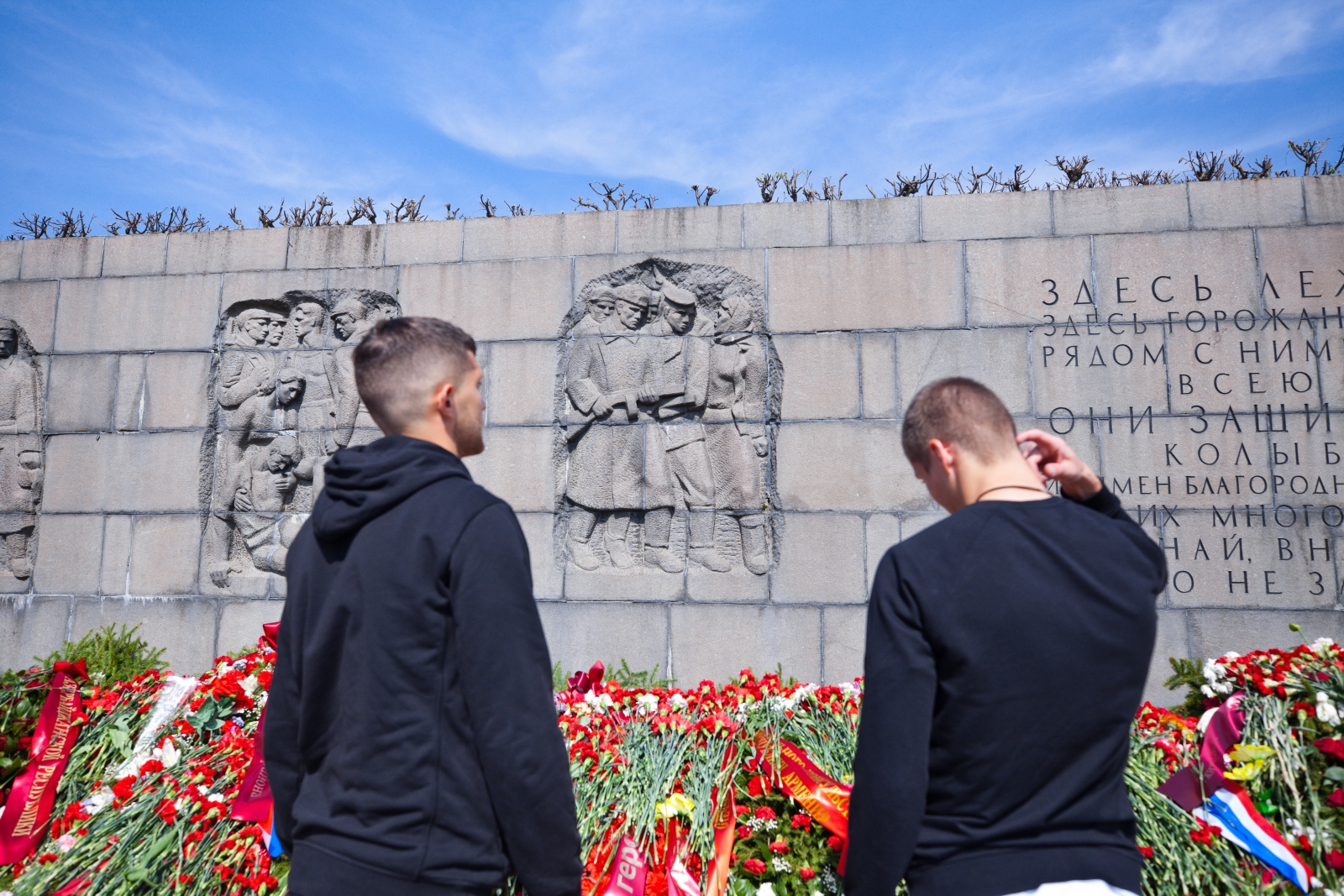 Игроки «Зенита»-м возлагают цветы на Пискаревском мемориальном кладбище