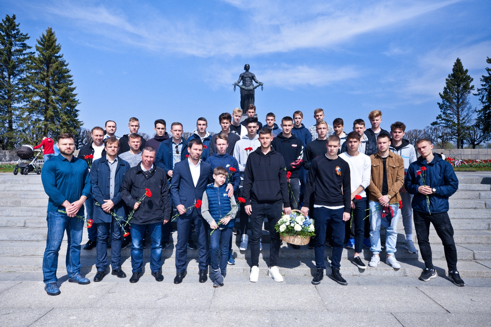 Игроки «Зенита»-м возлагают цветы на Пискаревском мемориальном кладбище