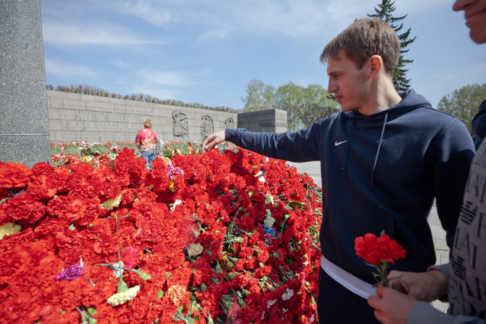 Игроки «Зенита»-м возлагают цветы на Пискаревском мемориальном кладбище