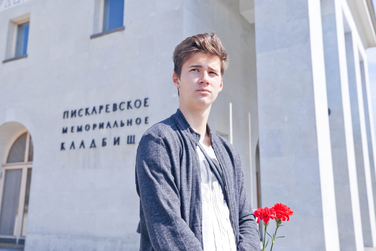 Игроки «Зенита»-м возлагают цветы на Пискаревском мемориальном кладбище