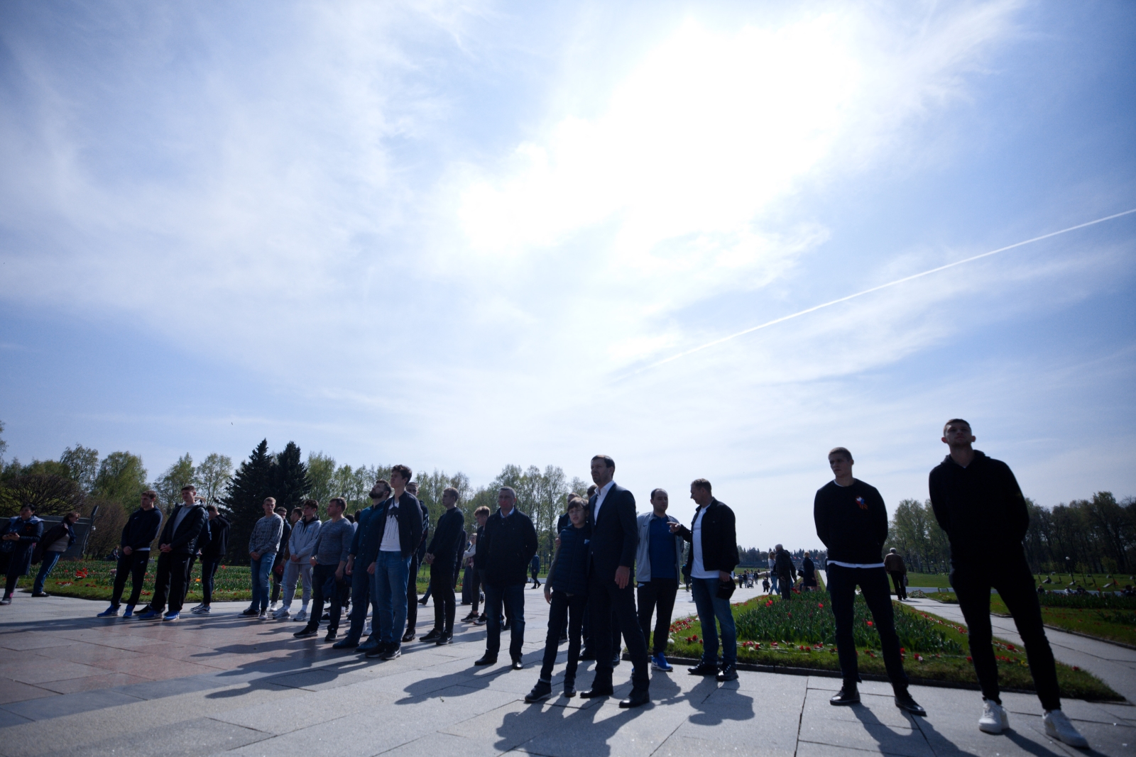 Игроки «Зенита»-м возлагают цветы на Пискаревском мемориальном кладбище