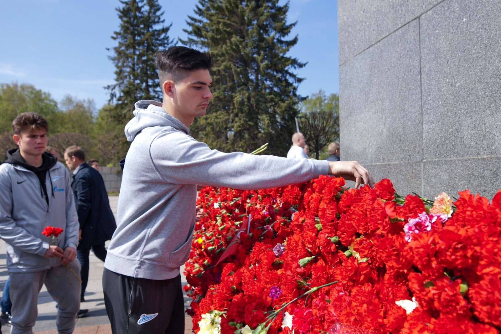 Игроки «Зенита»-м возлагают цветы на Пискаревском мемориальном кладбище