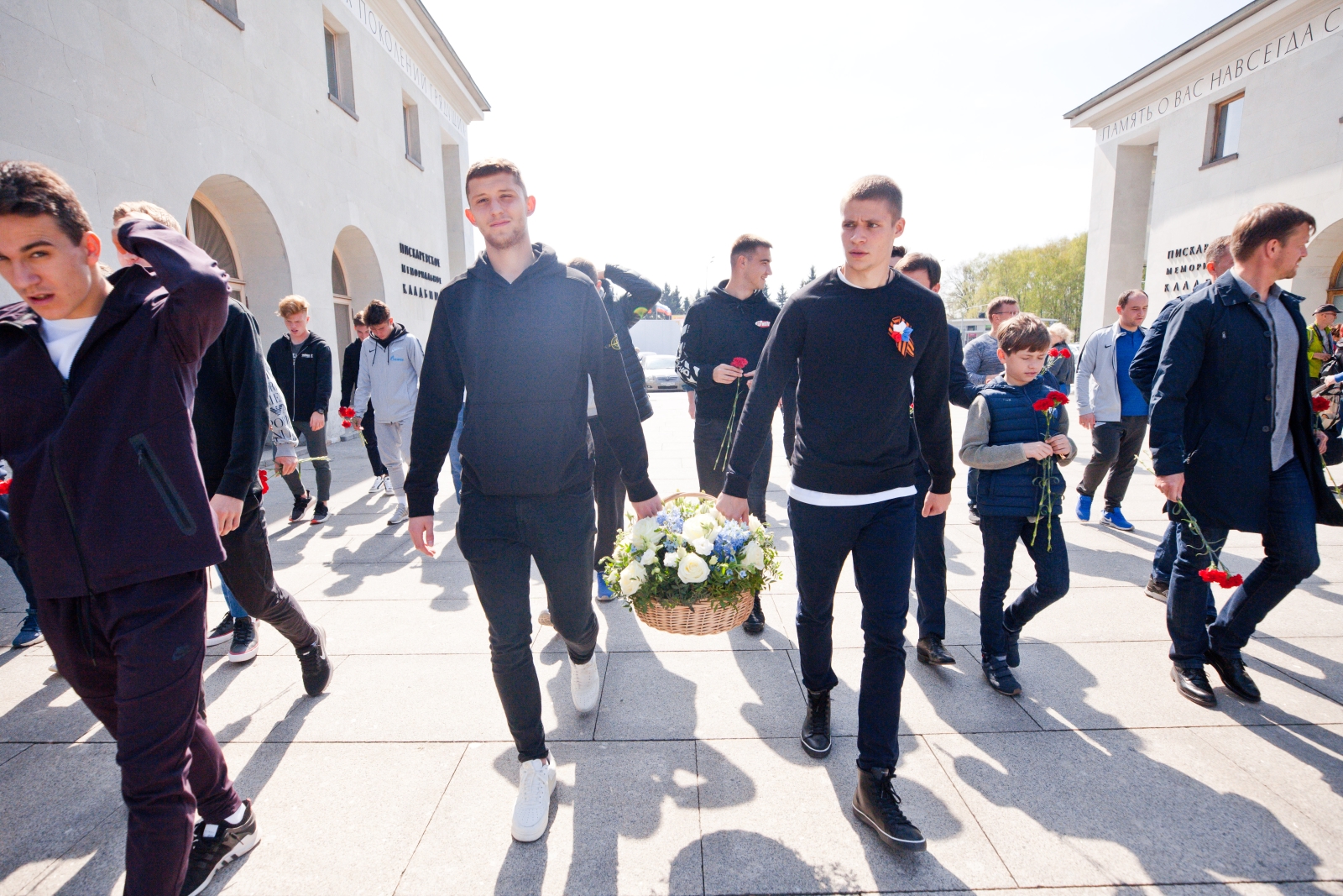 Игроки «Зенита»-м возлагают цветы на Пискаревском мемориальном кладбище