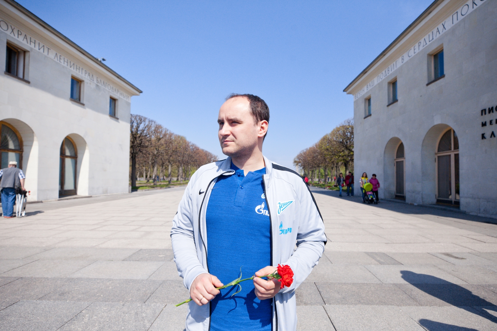 Игроки «Зенита»-м возлагают цветы на Пискаревском мемориальном кладбище