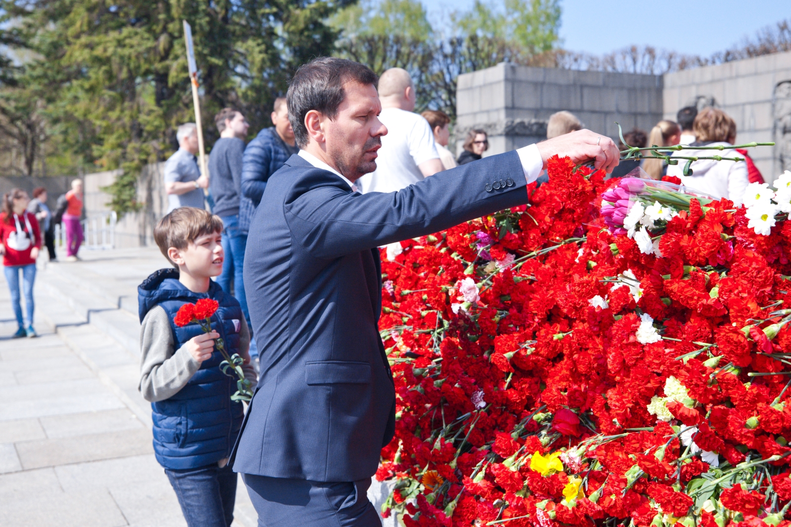 Игроки «Зенита»-м возлагают цветы на Пискаревском мемориальном кладбище