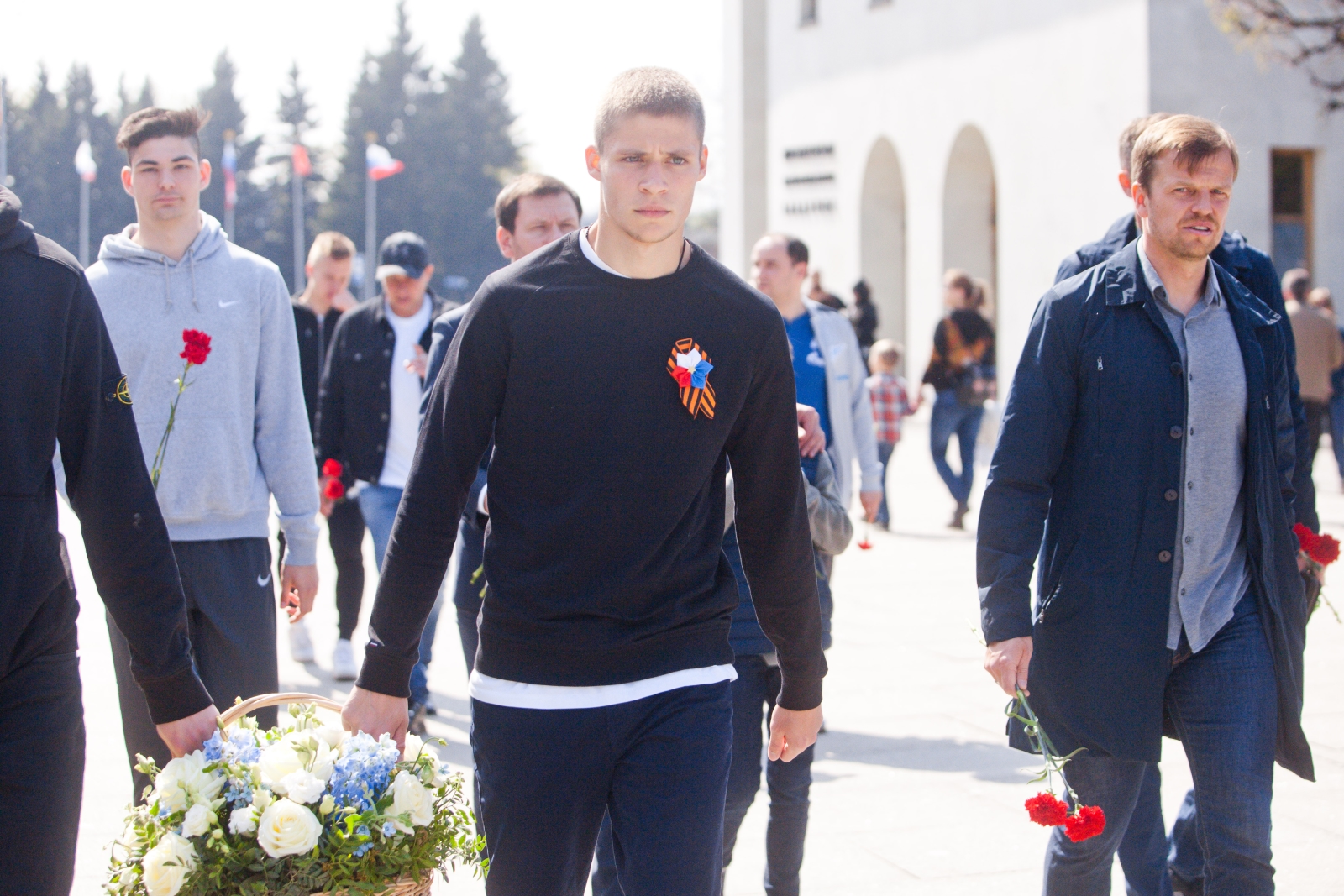 Игроки «Зенита»-м возлагают цветы на Пискаревском мемориальном кладбище