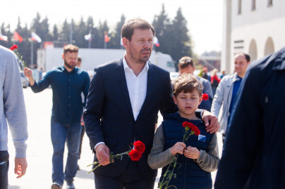 Игроки «Зенита»-м возлагают цветы на Пискаревском мемориальном кладбище