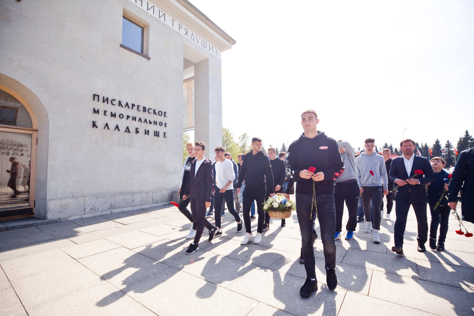 Игроки «Зенита»-м возлагают цветы на Пискаревском мемориальном кладбище