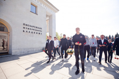 Игроки «Зенита»-м возлагают цветы на Пискаревском мемориальном кладбище