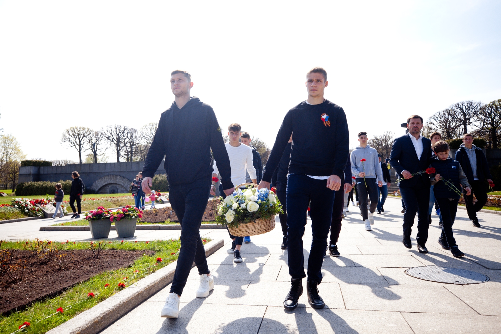 Игроки «Зенита»-м возлагают цветы на Пискаревском мемориальном кладбище