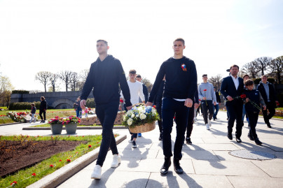 Игроки «Зенита»-м возлагают цветы на Пискаревском мемориальном кладбище