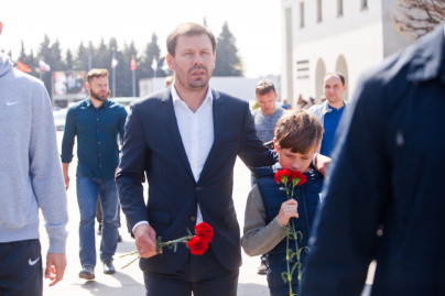 Игроки «Зенита»-м возлагают цветы на Пискаревском мемориальном кладбище