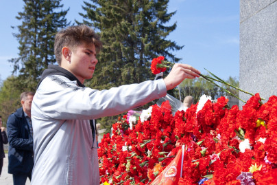 Игроки «Зенита»-м возлагают цветы на Пискаревском мемориальном кладбище
