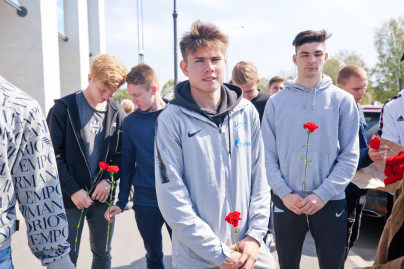 Игроки «Зенита»-м возлагают цветы на Пискаревском мемориальном кладбище