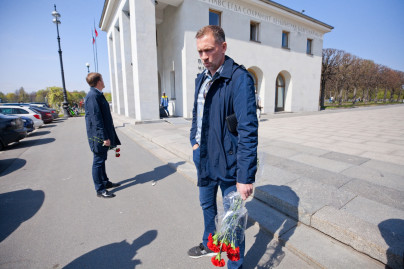 Игроки «Зенита»-м возлагают цветы на Пискаревском мемориальном кладбище