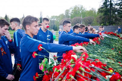 Игроки «Зенита»-2 возложили цветы на Пискаревском мемориале